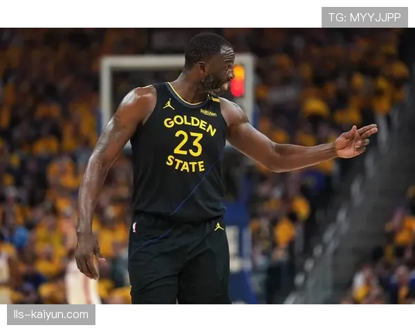 最后一攻战术执行:库里借格林与鲁尼两次无球掩护,接球后撤步三分绝杀