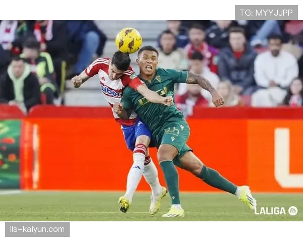 特写:格拉纳达小球迷冲入场内拥抱偶像博耶,赛后获俱乐部邀请观赛
